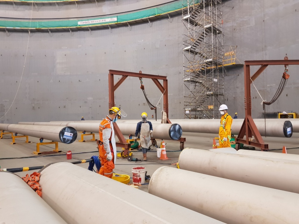 4 tháng giãn cách xã hội khi COVID-19 hoành hành, toàn bộ kỹ sư, công nhân của PV GAS đã làm việc “3 tại chỗ” để đáp ứng các tiến độ xây dựng công trình. 