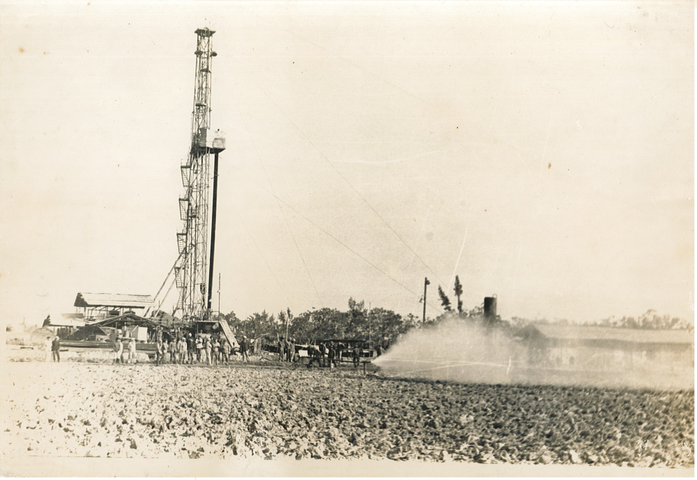 33-DC-AB-0001-01: Thử vỉa cho dòng Khí + Condensate phun mạnh vào ngày 18/03/1975. Mỏ Khí + Condensate Tiền Hải, Thái Bình được khai thác đầu tiên trên đất liền Việt Nam. Trữ lượng 1,3 tỷ m3. 33-DC-AB-0001-01: Thử vỉa cho dòng Khí + Condensate phun mạnh vào ngày 18/03/1975. Mỏ Khí + Condensate Tiền Hải, Thái Bình được khai thác đầu tiên trên đất liền Việt Nam. Trữ lượng 1,3 tỷ m3.