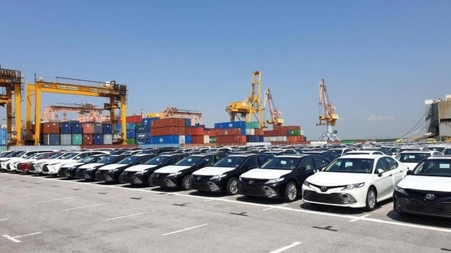 Chỉ có 3 chiếc ô tô trên 9 chỗ nhập khẩu về Việt Nam trong tháng 9