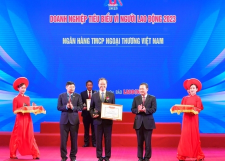 Vietcombank lần thứ tư liên tiếp được Bằng khen “Doanh nghiệp tiêu biểu vì người lao động”