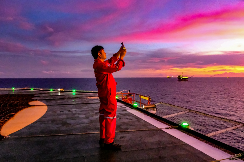 09-VHQT-AD-0084: Thợ săn hoàng hôn.