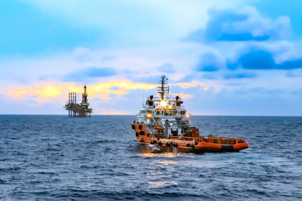 09-VHQT-AD-0085: Trong ánh bình minh.