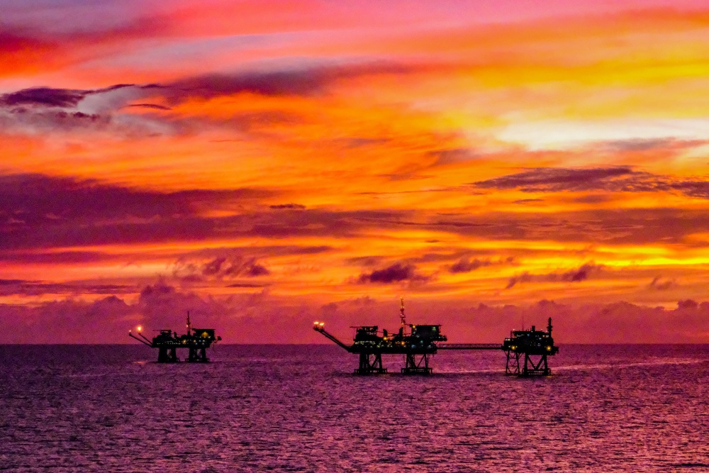 09-VHQT-AD-0086: Trong ánh hoàng hôn.