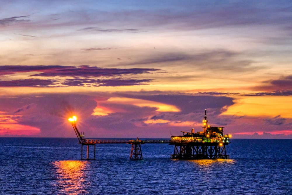 09-VHQT-AD-0087: Trong ánh hoàng hôn.