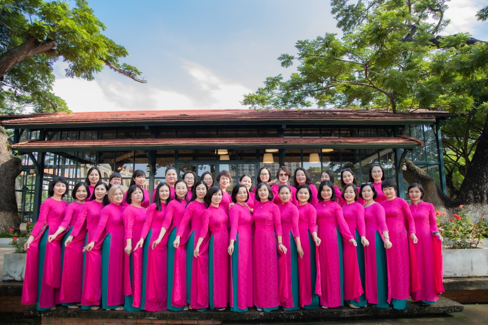 16-LTH-AB-0001-03: Duyên dáng tà áo em (Chị em khoe sắc trong tà áo dài thướt tha.)