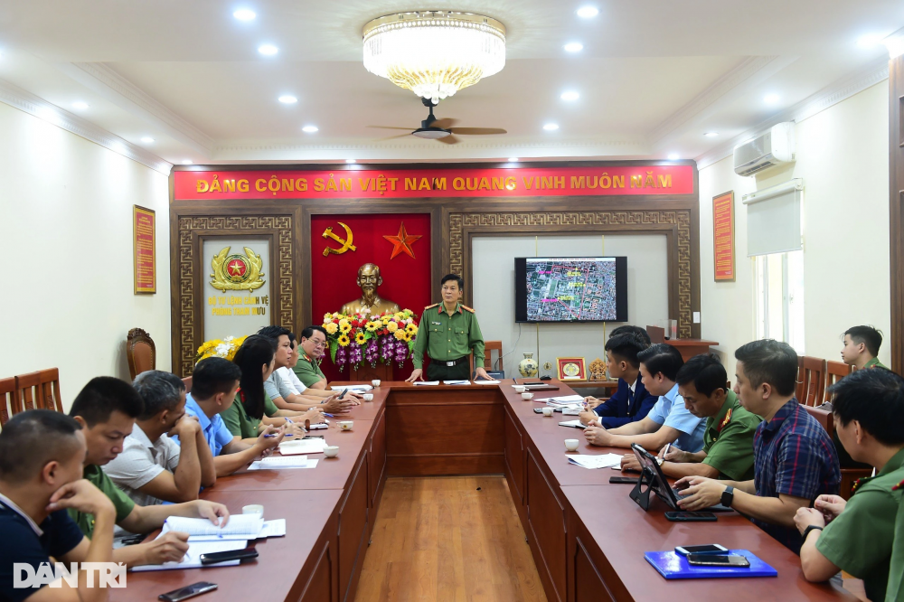 Thủ tướng Hà Lan đạp xe dạo phố và chuyện "hậu trường" của sĩ quan cảnh vệ