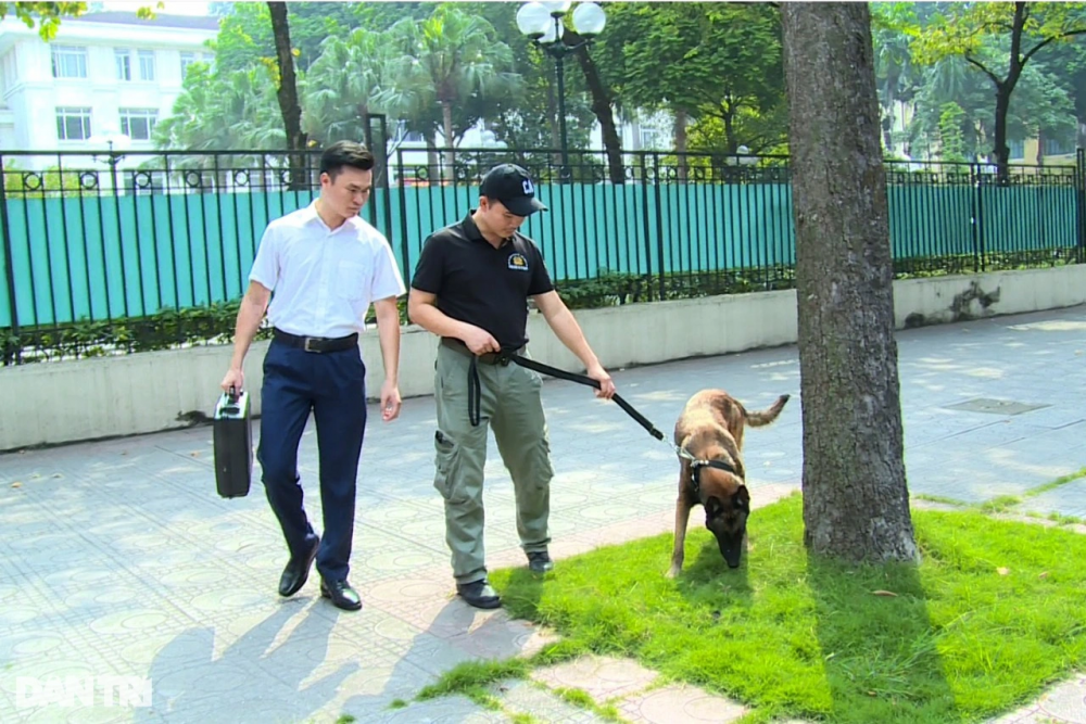 Thủ tướng Hà Lan đạp xe dạo phố và chuyện "hậu trường" của sĩ quan cảnh vệ
