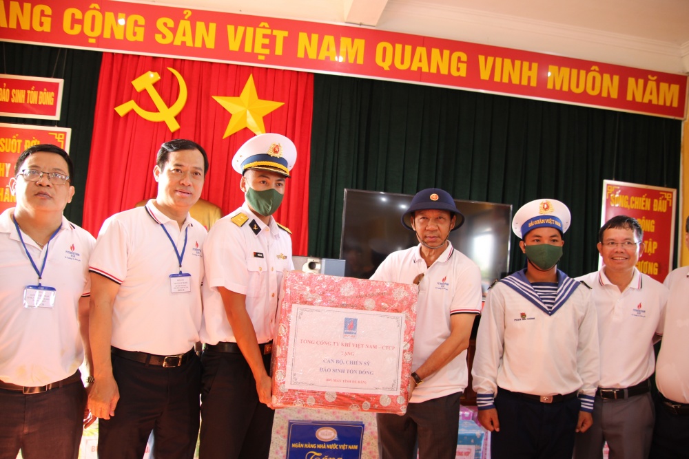 16-MVH-AB-0001-04: Đoàn công tác của PV GAS trao quà cho cán bộ, chiến sĩ đảo Sinh Tồn Đông. 16-MVH-AB-0001-04: Đoàn công tác của PV GAS trao quà cho cán bộ, chiến sĩ đảo Sinh Tồn Đông.