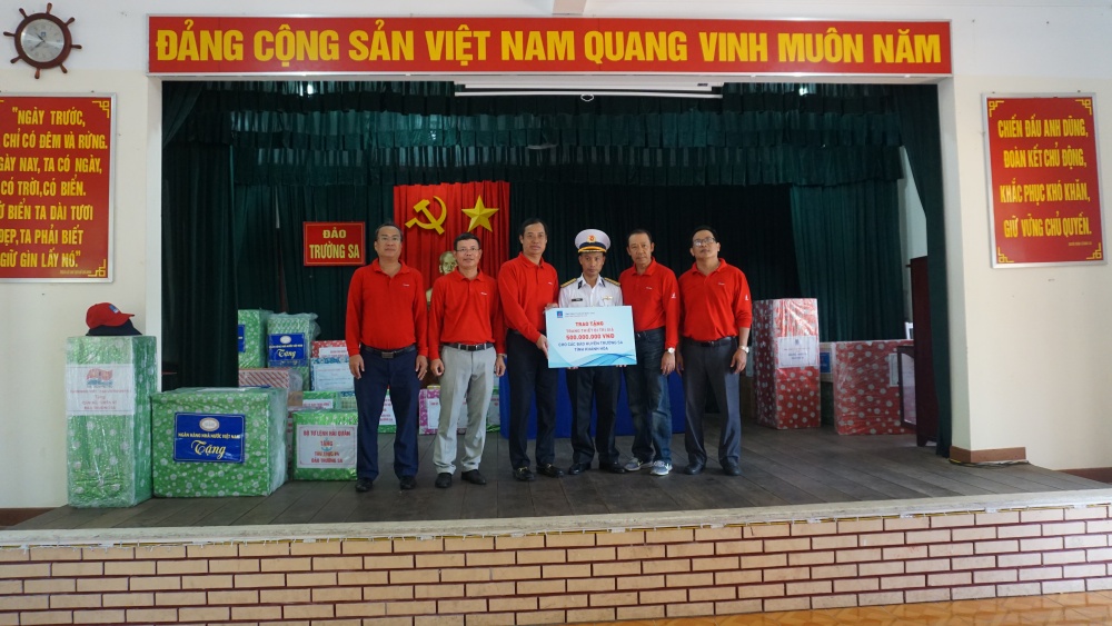 16-MVH-AB-0001-09: Đoàn công tác của PV GAS trao quà cho cán bộ, chiến sĩ đảo Trường Sa Lớn. 16-MVH-AB-0001-09: Đoàn công tác của PV GAS trao quà cho cán bộ, chiến sĩ đảo Trường Sa Lớn.