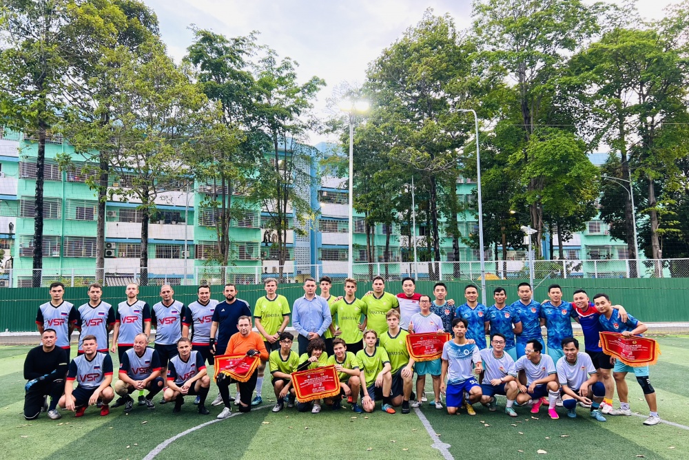 09-NTN-AB-0001-02: Giao hữu bóng đá Việt - Nga trong sân bóng Tiểu khu 1.