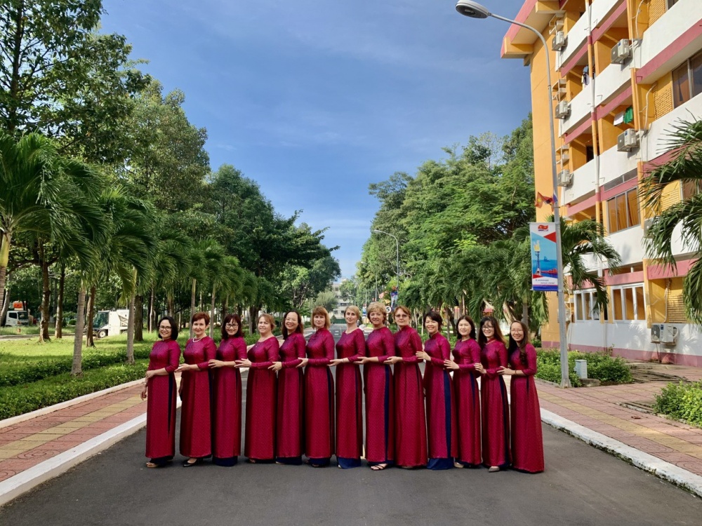 09-NTN-AB-0001-03: Các cô gái Việt - Nga trong tà áo dài.