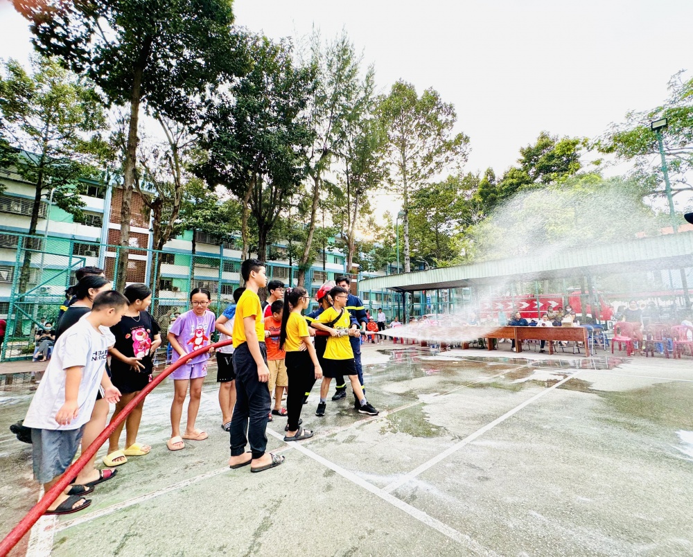 09-NTN-AB-0001-05: Hướng dẫn các cháu thiếu nhi thực nghiệm kỹ năng sử dụng vòi chữa cháy.