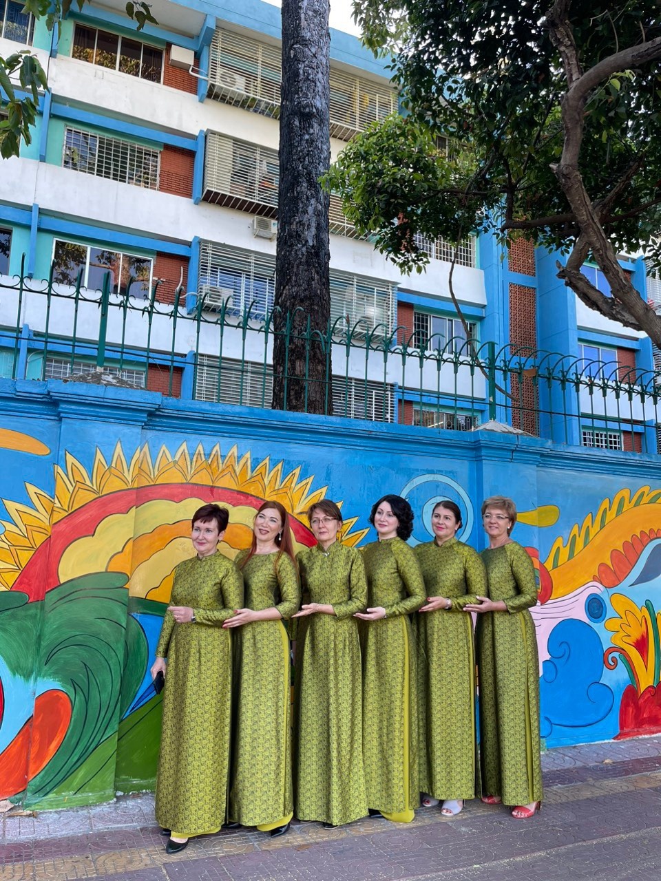 09-NTN-AB-0001-08: Các cô gái Nga trong tà áo dài bên đường tranh bích họa 5 tầng.