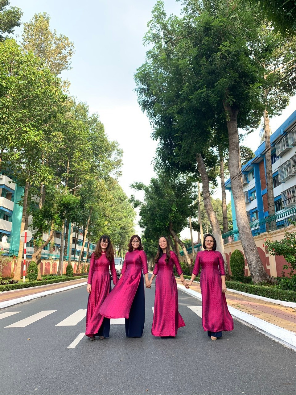 09-NTN-AB-0001-09: Các cô gái Việt trên đường Pasteur khu 5 tầng.