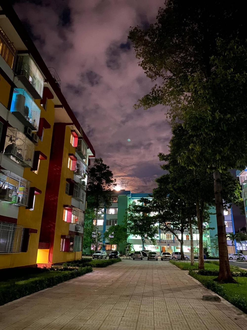 09-NTN-AB-0001-10: Ánh trăng ban đêm trong khu tập thể.