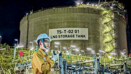 Tác phẩm dự thi "Petrovietnam trong tôi": Bộ ảnh "Chúng tôi làm vận hành", tác giả Lê Thanh Minh (PV GAS)