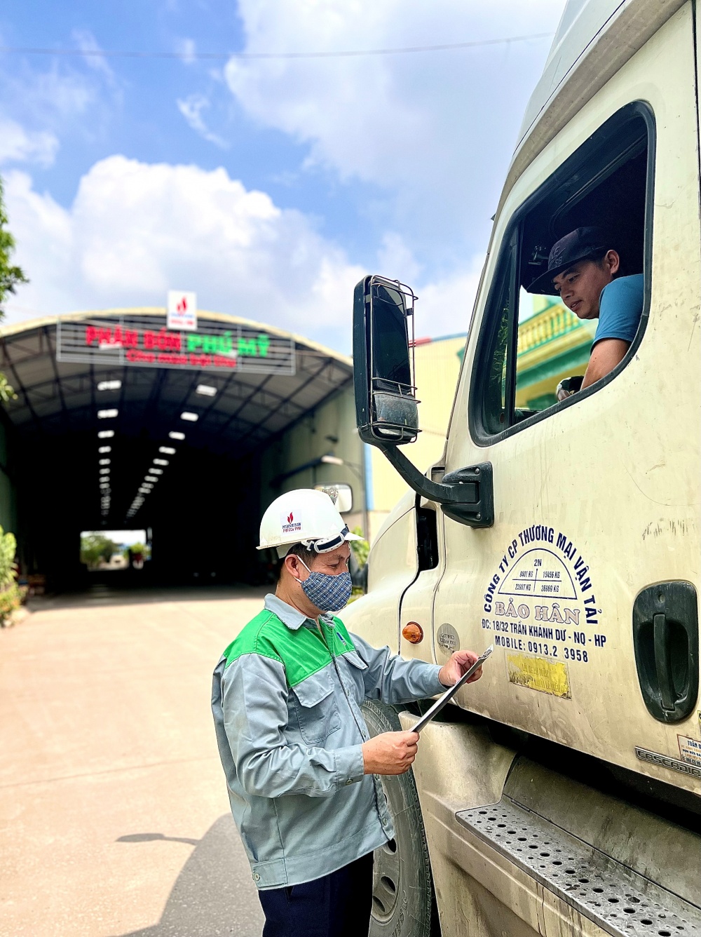 12-HHA-AD-0001: Kiểm tra giấy tờ xe hàng trước khi vào kho.