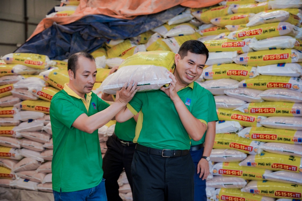 12-HHA-AD-0004: Chuyển phân bón ra xe hàng.