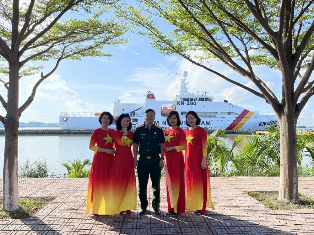 33-NTCT-AB-0002-03: Đoàn công tác PVN bên tàu KN-290 trong thời gian cách ly. 