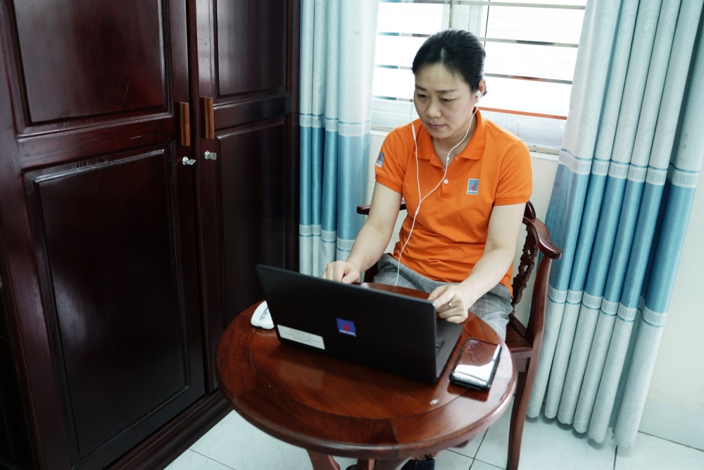 33-NTCT-AB-0002-04: Trong quá trình cách ly theo quy định, các thành viên đoàn PVN vẫn tranh thủ làm việc online, thường xuyên liên hệ với cơ quan, đơn vị để xử lý công việc kịp thời. 