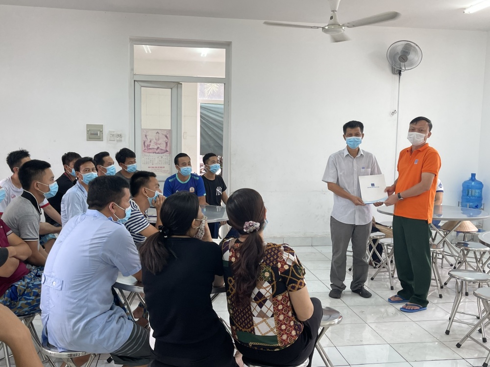 33-NTCT-AB-0002-08: Thấu hiểu được những nỗi vất vả của các chiến sỹ khi phục vụ Đoàn công tác số 6, Đoàn PVN đã kịp thời động viên, chia sẻ những khó khăn với các chiến sỹ trong thời gian cách ly tại đây, thắt chặt thêm tình cảm, đoàn kết giữa các chiến sỹ và đoàn công tác PVN.  