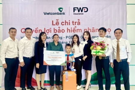 Vietcombank An Giang chi trả quyền lợi bảo hiểm trên 750 triệu đồng cho khách hàng