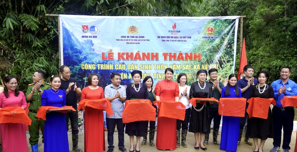 H1. Lễ cắt băng khánh thành công trình “Cầu dân sinh thôn Nậm Sái”