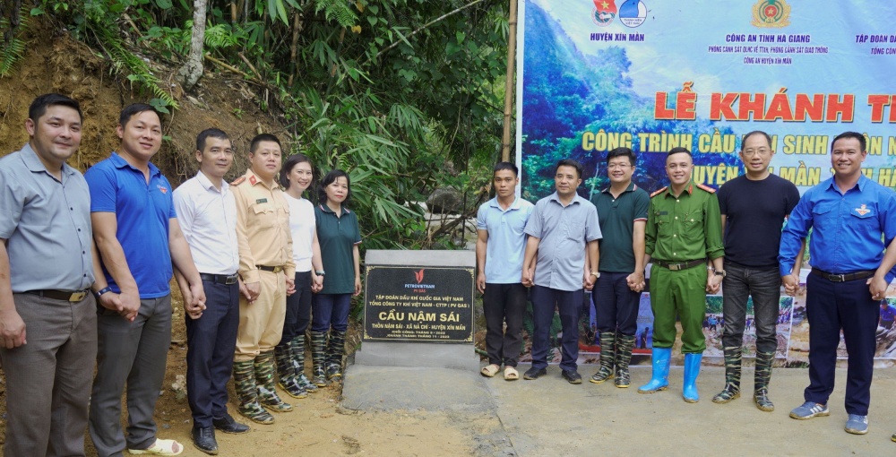 H2. Gắn biển công trình do PV GAS tài trợ xây dựng