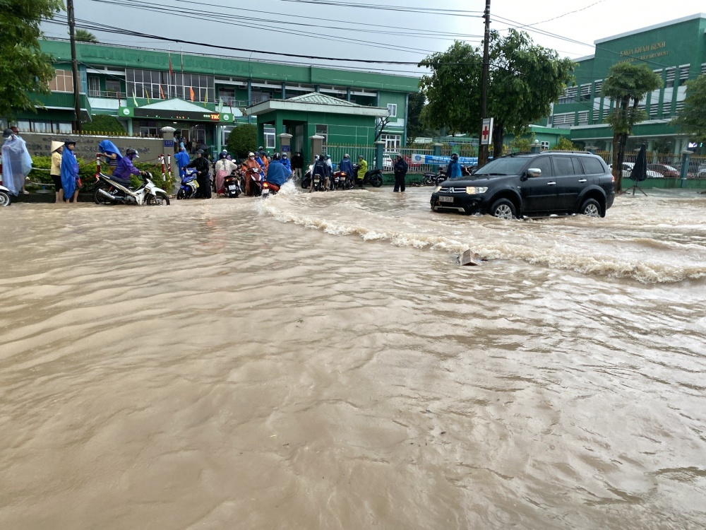 Quảng Nam: Mưa lớn gây ngập lụt, sạt lở làm sập nhà dân