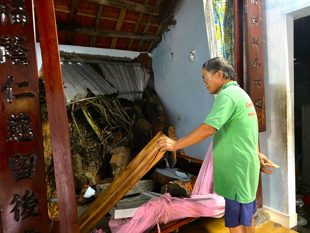 Quảng Nam: Mưa lớn gây ngập lụt, sạt lở làm sập nhà dân