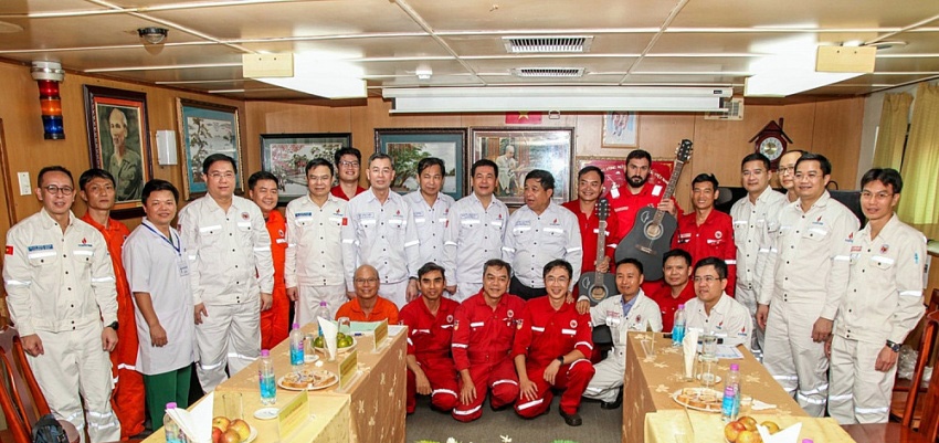 Đoàn công tác của lãnh đạo Bộ ngành Trung ương thăm giàn khai thác Dầu khí của Vietsovpetro