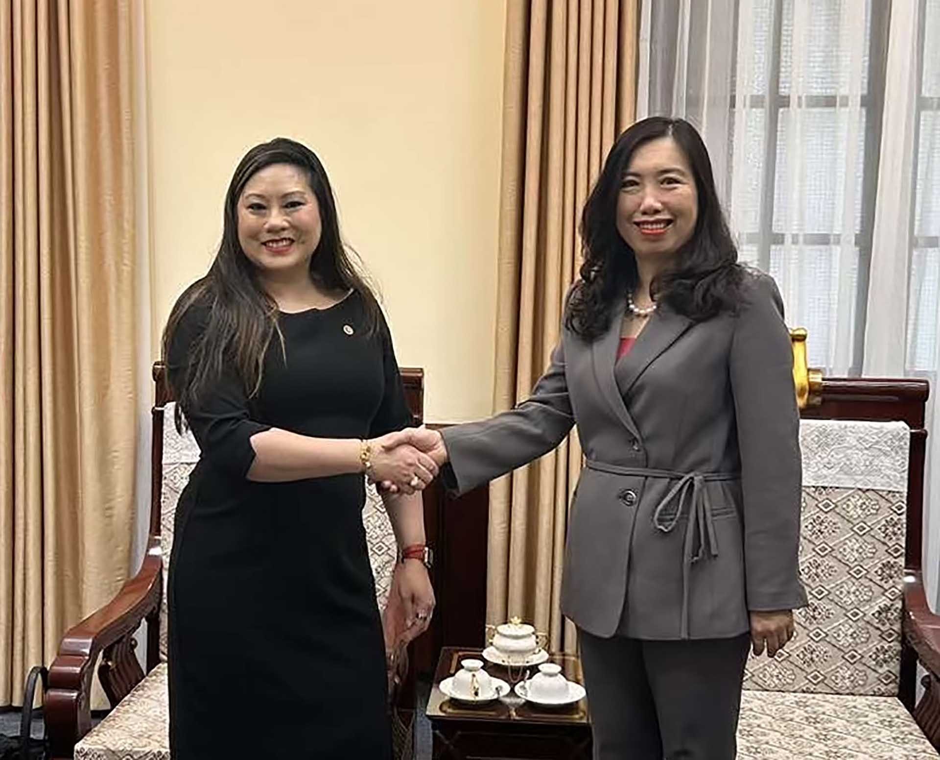 Thứ trưởng Ngoại giao Lê Thị Thu Hằng tiếp bà Caroline D. Phạm. (Ảnh: Bảo Chi)