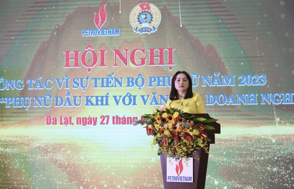 Đồng chí Nghiêm Thuỳ Lan, Chủ tịch Công đoàn Dầu khí phát biểu khai mạc