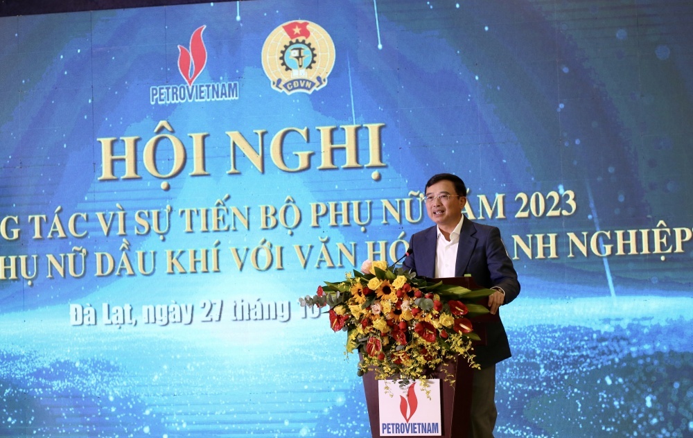 Đồng chí Hoàng Quốc Vượng, Bí thư Đảng ủy, Chủ tịch HĐTV Tập đoàn chúc mừng Hội nghị