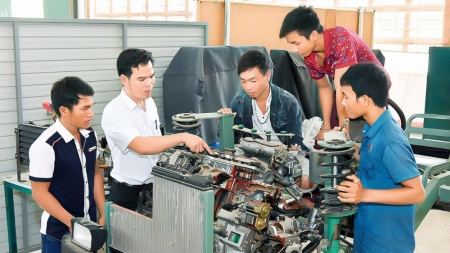Cả làng cùng tìm việc