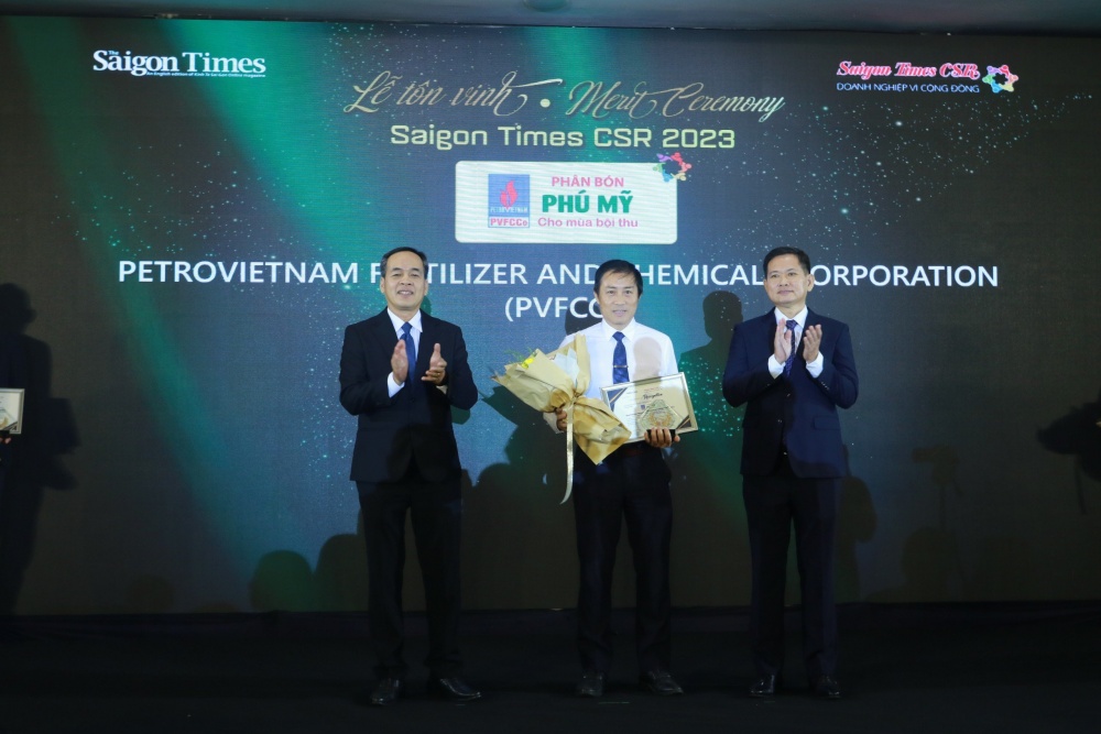 Đại diện PVFCCo nhận chứng nhận Doanh nghiệp vì cộng đồng.