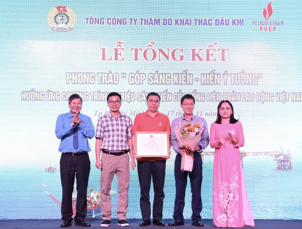 Trao bằng khen của Tổng Liên đoàn Lao động Việt Nam