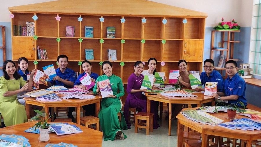 Đoàn thanh niên PTSC M&C trao tặng công trình “thư viện cho em”