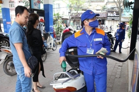 Giá xăng dầu tiếp tục giảm tới 668 đồng/lít