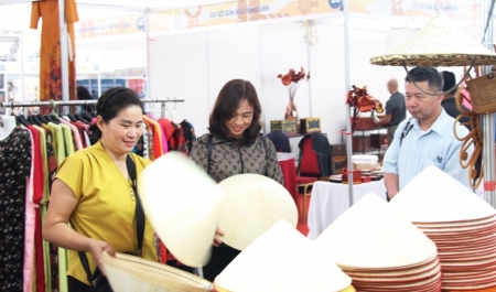 Tạo cầu nối đưa sản phẩm hàng công nghiệp nông thôn đến với khách hàng trong nước và quốc tế