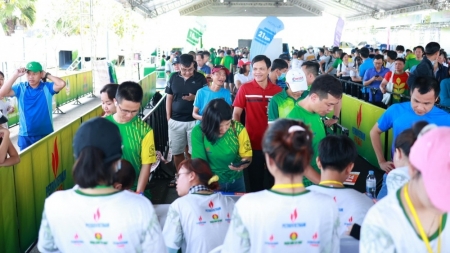 Không khí sôi nổi tại khu vực nhận Race kit giải Marathon Cà Mau 2023