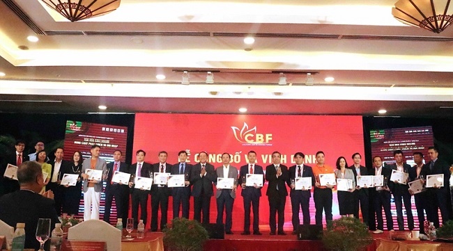 Bộ trưởng Nguyễn Văn Hùng chụp ảnh lưu niệm cùng các đơn vị được tôn vinh tại Diễn đàn.