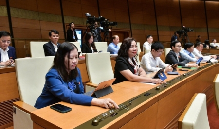 Quốc hội biểu quyết thông qua Luật Nhà ở (sửa đổi)