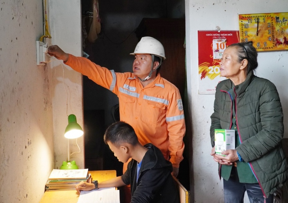 EVN đồng hành cùng khách hàng sử dụng điện an toàn, tiết kiệm và hiệu quả