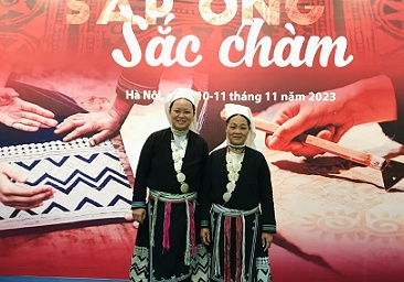 Nét đẹp của nghệ thuật vẽ sáp ong trên vải của chị em dân tộc Mông và Dao Tiền