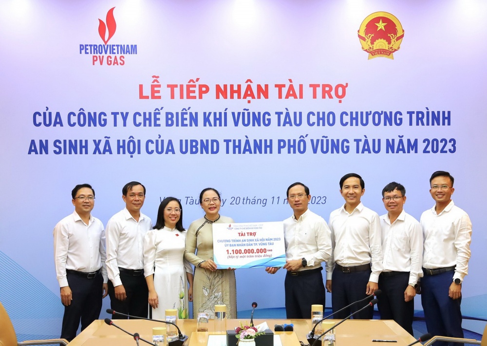 Hình 1. KVT trao chứng nhận tài trợ 1,1 tỷ đồng cho các chương trình ASXH của TP Vũng Tàu
