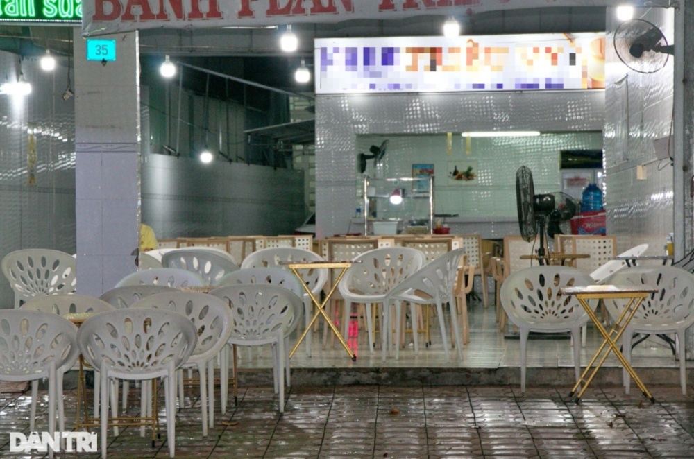 Nằm ở vị trí đắc địa nhưng nhiều quán ăn không một bóng người (Ảnh: Bảo Trân).