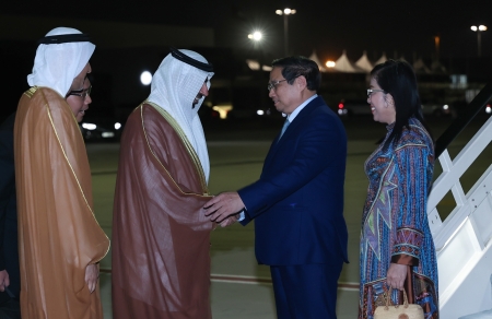 Thủ tướng Phạm Minh Chính tới Dubai, bắt đầu tham dự COP28 và hoạt động song phương tại UAE