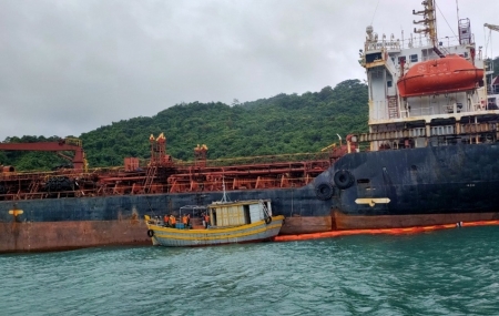 Quảng Nam: Triển khai các công tác xử lý tàu trôi dạt vào biển Cù Lao Chàm