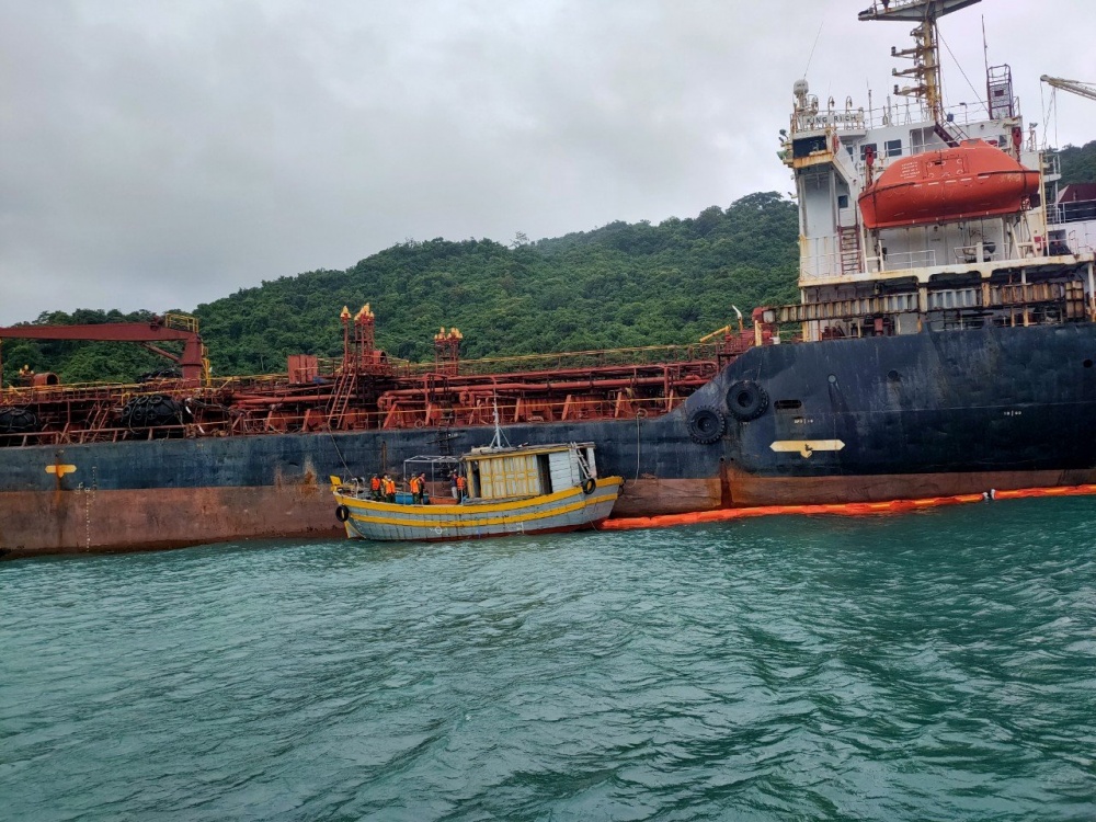 Quảng Nam: Triển khai các công tác xử lý tàu trôi dạt vào biển Cù Lao Chàm
